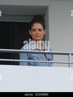 MIAMI BEACH, FL - 3. JULI: Tom Cruise feiert seinen 49. Geburtstag (3. Juli 1962) mit seiner Frau Katie Holmes und seinen Kindern Suri Cruise und Connor Cruise im Soho Beach House Miami Hotel. Am 3. Juli 2011 in Miami Beach, Florida. Leute: Katie Holmes. (Kreditbild: © SMG via ZUMA Wire) Stockfoto