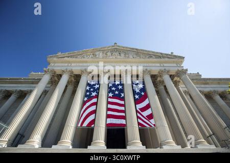 28. Juni 2017 - Washington, DC, Vereinigte Staaten von Amerika - amerikanische Flaggenbanner schmückten die Säulen auf der Seite der Constitution Avenue des National Archives zur Vorbereitung der Feierlichkeiten zum 4. Juli 28. Juni 2017 in Washington, D.C. das National Archives Gebäude enthält die Originalkopien der drei wichtigsten Dokumente der Vereinigten Staaten und ihrer Regierung: Die Unabhängigkeitserklärung, die Verfassung und die Bill of Rights. (Bild: © Brogan Jackson via ZUMA Wire) Stockfoto