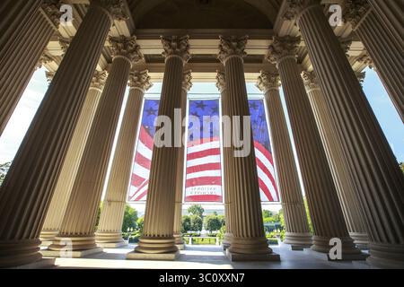 29. Dezember 2018 - Washington, DC, Vereinigte Staaten von Amerika - amerikanische Flaggenbanner schmückten die Säulen auf der Seite der Constitution Avenue des National Archives zur Vorbereitung der Feierlichkeiten zum 4. Juli 28. Juni 2017 in Washington, D.C. das National Archives Gebäude enthält die Originalkopien der drei wichtigsten Dokumente der Vereinigten Staaten und ihrer Regierung: Die Unabhängigkeitserklärung, die Verfassung und die Bill of Rights. (Bild: © Brogan Jackson via ZUMA Wire) Stockfoto
