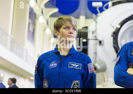 13. November 2018 - Star City, Russland - 58 das Besatzungsmitglied Anne McClain von der NASA hört im Gagarin Cosmonaut Training Center am 13. November 2018 in Star City, Russland, Fragen eines Reporters. Die Besatzung der Expedition 58 startet am 3. Dezember vom Kosmodrom Baikonur in Kasachstan aus für eine sechseinhalbmonatige Mission auf der Internationalen Raumstation. (Bild: © Sarah Volkman via ZUMA Wire) Stockfoto