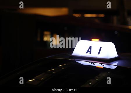 Ein Taxi, bei dem ein paar Buchstaben fehlen, steht in einem Taxistand in Sydney, Australien. Stockfoto