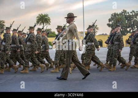 22. Dezember 2018 – San Diego, CA, USA – Ein U.S. Marine Corps rekrutiert mit Alpha Company, märz während einer abschließenden Bohrauswertung im Marine Corps Recruit Depot San Diego, 22. Dezember 2018 in San Diego, Kalifornien. Bohrlehrer rufen ihren Zug mit einer Trittfrequenz an, um die Rekruten beim Marsch in Schritt zu halten. Jährlich werden mehr als 17.000 Männer aus der Western Recruiting Region am MCRD San Diego ausgebildet. (Bild: © Jesula Jeanlouis Via ZUMA Wire) Stockfoto