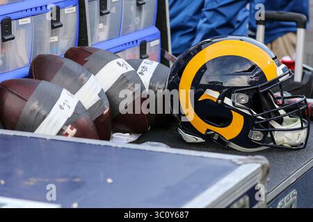 30. Dezember 2018 Los Angeles, CA...Los Angeles Rams Umsatz Fußbälle während der NFL San Francisco 49ers vs Los Angeles Rams im Los Angeles Memorial Coliseum in Los Angeles, CA am 30 2018. Dezember. Jevone Moore(Credit Image: &Copy; Jevone Moore/CSM via ZUMA Wire) Stockfoto