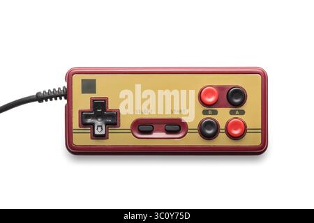 Retro-Video-Game-Controller mit klassischem Design auf weißem Hintergrund Stockfoto