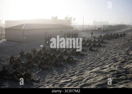 9. April 2018: Coronado, CA, Vereinigte Staaten von Amerika - SEAL-Kandidaten der US Navy nehmen am Basic Underwater Demolition SEAL Training am 9. April 2018 in Coronado, Kalifornien, Teil. Seals sind die maritime Komponente der U.S. Special Forces und sind dafür ausgebildet, eine Vielzahl von Operationen von See, Luft und Land aus durchzuführen. (Bild: © Abe Mcnatt via ZUMA Wire) Stockfoto