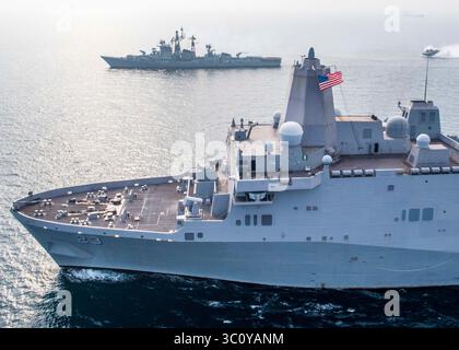 26. Dezember 2018 – Indischer Ozean – das amphibische Transportschiff USS Anchorage (LPD 23), Bottom, durchquert die Bucht von Bengalen zusammen mit dem Zerstörer DER indischen Marine INS Rajput (D 51), während er einen kooperativen Einsatz mit der indischen Marine durchführt. Anchorage ist Teil der Essex Amphibious Ready Group (ARG) und der 13th Marine Expeditionary Unit (MEU). Die ARG/13. MEU von Essex ist ein fähiges und tödliches Navy-Marine-Corps-Team, das im siebten Einsatzgebiet der Flotte eingesetzt wird, um die regionale Stabilität zu unterstützen, Partner und Verbündete zu beruhigen und eine Präsenz aufrechtzuerhalten, die darauf reagiert Stockfoto