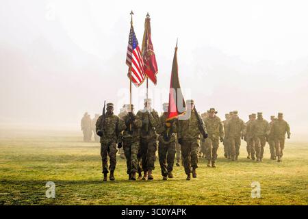 28. Dezember 2018 - Grafenwoehr, Deutschland - das 1. Bataillon, 82. Feldartillerie-Regiment, 1. Panzerbrigade Combat Team, 1. Kavallerie-Division, Farbwache marschiert vom Paradefeld der Tower Barracks nach einer Zeremonie zur Wiedereingliederung des Bataillons auf dem Grafenwoehr-Trainingsgelände, Deutschland, 28. Dezember 2018. 34 Soldaten wurden während der Zeremonie erneut engagiert. Diese Einheit entsandte sich nach Europa, um den Atlantik-Resolve zu unterstützen, ein dauerhaftes Training zwischen NATO und US-Streitkräften. (Bild: © U.S. Army/ZUMA Wire/ZUMAPRESS.com) Stockfoto