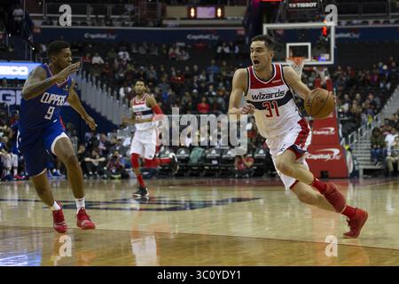 20. November 2018: Washington, DC, VEREINIGTE STAATEN - der Wächter der Washington Wizards Tomas Satoransky (31) tribbelt während des Spiels zwischen den Los Angeles Clippers und Washington Wizards in der Capitol One Arena in Washington, DC am 20. November 2018. (Bild: © Alex Edelman/ZUMA Wire) Stockfoto