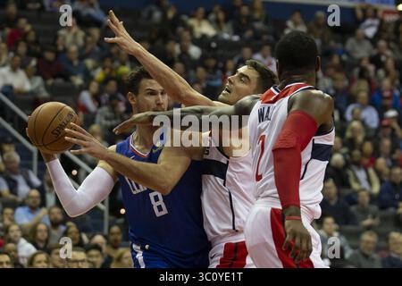 20. November 2018: Washington, DC, VEREINIGTE STAATEN – Los Angeles Clippers Forward Danilo Gallinari (8) sucht einen Pass, während er am 20. November 2018 in der Capitol One Arena in Washington DC von Tomas Satoransky (31) und John Wall (2) verteidigt wird. (Bild: © Alex Edelman/ZUMA Wire) Stockfoto