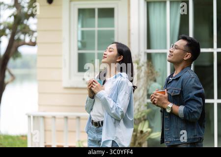 Freudige Momente. Junges Paar genießt Kaffee im Freien in einer ruhigen Umgebung. Stockfoto