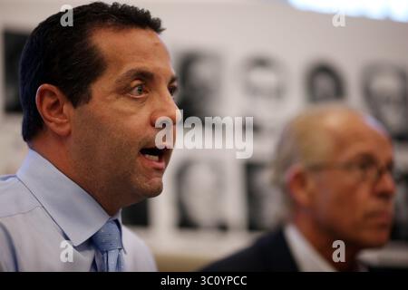 11. November 2014 – Chicago, IL, USA – die Anwälte Marc Pearlman, Linke, und Jeff Anderson, die 2014 gezeigt wurden, sagten, sie beabsichtigen Anfang Februar 2019 einen Bericht zu veröffentlichen, der die Namen und Fotos aller Geistlichen enthält, die von den 300 Überlebenden, die sie in Illinois vertreten haben, beschuldigt werden. (Bild: © Brian Cassella/Chicago Tribune/TNS via ZUMA Wire) Stockfoto