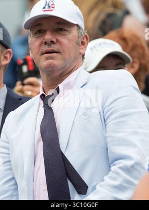FLUSHING NY - AUGUST 30: Schauspieler Kevin Spacey, Tag sechs der US Open 2014 im USTA Billie Jean King National Tennis Center am 30. August 2014 im Stadtteil Flushing des Queens Borough von New York City. (Kreditbild: © SMG via ZUMA Wire) Stockfoto