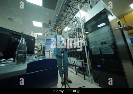 Finanzkanzlerin Rachel Reeves während eines Besuchs im Materiallabor der Royal School of Mines im Imperial College London, weil die Regierung ankündigte, dass der Bau des Atomkraftwerks Sizewell C in Suffolk rund 38 Milliarden Pfund Kosten wird, da es einen Vertrag mit einer Gruppe von Investoren getroffen hat. Bilddatum: Dienstag, 22. Juli 2025. Stockfoto