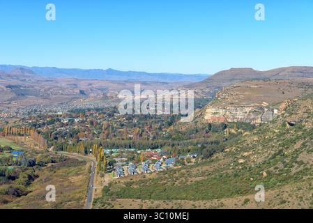 Clarens, Südafrika - 7. Mai 2025: Clarens von der Spitze des Titanic Rock, einem Sandsteinhügel außerhalb von Clarens. Stockfoto