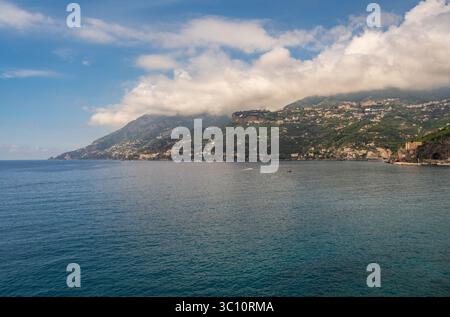 Die Stadt Minori an der Amalfiküste in Italien, Salerno in der Region Kampanien an einem Sommertag Stockfoto
