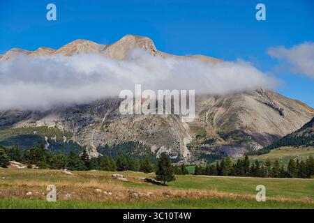 Der Berg Faraut im Dévoluy-Massiv. Wolken über dem Berg Stockfoto