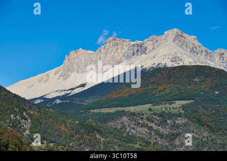 Dévoluy (Südostfrankreich): Blick auf den Berg Aurouze, das Plateau von Bure, den Wald im Herbst und die Minerallandschaft der Kammlinie Stockfoto