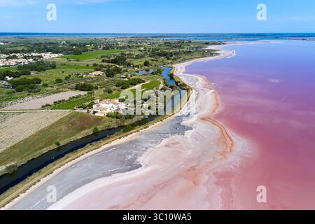 Aigues-Mortes (Südfrankreich): Luftaufnahme, Luftaufnahme, Feuchtlandschaften der Camargue Gardoise mit den Salzwiesen Aigues Mortes Stockfoto