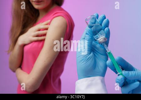 Der Arzt zieht den Impfstoff in Nahaufnahme in die Spritze auf. Impfung, Immunisierung oder Krankheitsprävention gegen Grippe oder virale Pandemie, moderne Medizin Stockfoto