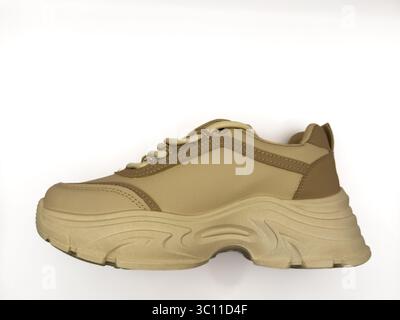 Beige Sportschuhe auf weißem Hintergrund für Werbung, Banner, Seitenansicht, Kopierraum. Hochwertige Fotos Stockfoto