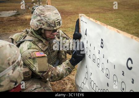 7. Januar 2019: Grafenwoehr, Deutschland - US Army Sgt. Williams Infanterie der Alpha Kompanie, 2. Bataillon, 5. Kavallerie-Regiment, 1. Panzerbrigade Combat Team, 1. Kavallerie-Division, markiert den Aufprall einer Kugel auf ein Papierziel während der Waffenqualifikation in Grafenwoehr, Deutschland, 7. Januar 2018. Die Alpha Company qualifizierte sich während ihres Einsatzes in Europa zur Unterstützung der Atlantic Resolve, einer dauerhaften Übung zwischen US-Truppen und NATO. (Bild: © U.S. Army/ZUMA Wire/ZUMAPRESS.com) Stockfoto
