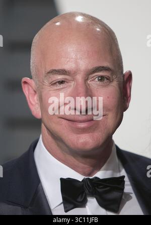 10. Januar 2019 – Beverly Hills, Kalifornien, Vereinigte Staaten von Amerika – Amazon CEO Jeff Bezos scheidet sich von seiner Frau MacKenzie Bezos, da er eine Beziehung mit der TV-Persönlichkeit und Schauspielerin Lauren Sanchez enthüllt hat. DATEIFOTO: Jeff Bezos auf dem roten Teppich bei der Oscar-Party der Vanity Fair 2017 im Wallis Annenberg Center in Beverly Hills, Kalifornien, am Sonntag, 26. Februar 2017. JAVIER ROJAS/PI (Bild: © Prensa Internacional Via ZUMA Wire) Stockfoto