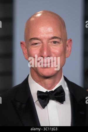10. Januar 2019 – Beverly Hills, Kalifornien, Vereinigte Staaten von Amerika – Amazon CEO Jeff Bezos scheidet sich von seiner Frau MacKenzie Bezos, da er eine Beziehung mit der TV-Persönlichkeit und Schauspielerin Lauren Sanchez enthüllt hat. DATEIFOTO: Jeff Bezos auf dem roten Teppich der Oscar-Party der Vanity Fair 2018 im Wallis Annenberg Center in Beverly Hills, Kalifornien, am Sonntag, 4. März 2018. JAVIER ROJAS/PI (Bild: © Prensa Internacional Via ZUMA Wire) Stockfoto