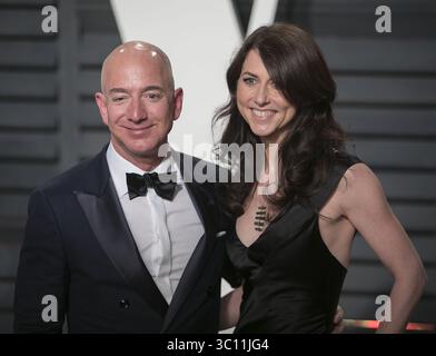 10. Januar 2019 – Beverly Hills, Kalifornien, Vereinigte Staaten von Amerika – Amazon CEO Jeff Bezos scheidet sich von seiner Frau MacKenzie Bezos, da er eine Beziehung mit der TV-Persönlichkeit und Schauspielerin Lauren Sanchez enthüllt hat. DATEIFOTO: Jeff Bezos auf dem roten Teppich bei der Oscar-Party der Vanity Fair 2017 im Wallis Annenberg Center in Beverly Hills, Kalifornien, am Sonntag, 26. Februar 2017. JAVIER ROJAS/PI (Bild: © Prensa Internacional Via ZUMA Wire) Stockfoto