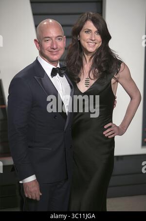 10. Januar 2019 – Beverly Hills, Kalifornien, Vereinigte Staaten von Amerika – Amazon CEO Jeff Bezos scheidet sich von seiner Frau MacKenzie Bezos, da er eine Beziehung mit der TV-Persönlichkeit und Schauspielerin Lauren Sanchez enthüllt hat. AKTENFOTO: Jeff Bezos und Frau MacKenzie Bezos auf dem roten Teppich bei der Oscar Party der Vanity Fair 2017 im Wallis Annenberg Center in Beverly Hills, Kalifornien, am Sonntag, den 26. Februar 2017. JAVIER ROJAS/PI (Bild: © Prensa Internacional Via ZUMA Wire) Stockfoto