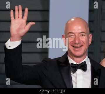 10. Januar 2019 – Beverly Hills, Kalifornien, Vereinigte Staaten von Amerika – Amazon CEO Jeff Bezos scheidet sich von seiner Frau MacKenzie Bezos, da er eine Beziehung mit der TV-Persönlichkeit und Schauspielerin Lauren Sanchez enthüllt hat. DATEIFOTO: Jeff Bezos auf dem roten Teppich der Oscar-Party der Vanity Fair 2018 im Wallis Annenberg Center in Beverly Hills, Kalifornien, am Sonntag, 4. März 2018. JAVIER ROJAS/PI (Bild: © Prensa Internacional Via ZUMA Wire) Stockfoto