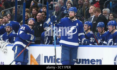 10. Januar 2019 - Tampa, Florida, USA - DIRK SHADD | Times .Tampa Bay Lightning Center Brayden Point (21) blickt vom Team-Strand aus zusammen mit dem Verteidiger Victor Hedman (77) und Cooper während eines Videorezensionen über das, was zuerst als Ziel für Punkt bezeichnet wurde, während der zweiten Periode in der Amalie Arena in Tampa am Donnerstag, 10. Januar 2019. Carolina Hurricanes forderte das Stück heraus und nach einer Videorezension war das Urteil abseits und das Lightning-Tor wurde weggenommen. (Bild: © Dirk Shadd/Tampa Bay Times via ZUMA Wire) Stockfoto