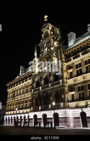 Nahaufnahme des Rathauses von Antwerpen bei Nacht, Belgien Stockfoto