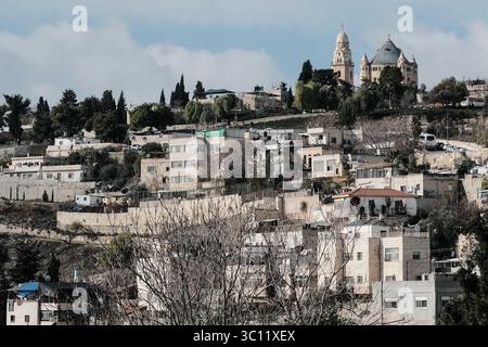 26. November 2018 – Jerusalem, Israel – Ein Blick nach Westen von der Stadt Davids zeigt die Dormition Abbey auf dem Berg Zion (oben rechts). Die Stadt David ist eine archäologische Stätte und beherbergt einen Park und ein Besucherzentrum, das von der IR David Foundation verwaltet wird, auch bekannt als Elad. Diese israelische Vereinigung verfolgt eine politische Agenda und zielt offen darauf ab, die jüdische Verbindung zu Jerusalem zu stärken, eine jüdische Mehrheit in den arabischen Vierteln von Ost-Jerusalem zu schaffen und die jüdische Gemeinde in der Stadt David zu erneuern, die ebenfalls Teil des arabischen Viertels Silwan ist. Die Stadt Davids wird als die spekuliert Stockfoto