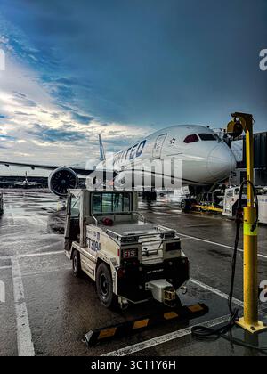 Dulles Airport, Washington DC, USA - 14. Juli 2025 - United Airlines Boeing 787 Dreamliner lädt bei IAD mit bewölkten Wolken über Stockfoto