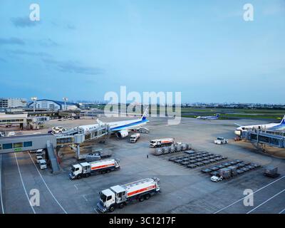 ANA Boeing 767-300ER, Q400 & 787 treffen sich während der Dämmerung auf dem Flughafen Osaka Itami Stockfoto