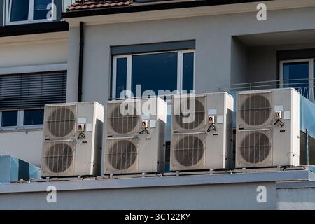 Mehrere Klimaanlagen befinden sich auf dem Dach eines modernen Gebäudes. Stockfoto