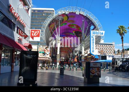 Las Vegas, USA - Juni 2025: Ein Bild von der Fremont Street Experience am Morgen Stockfoto
