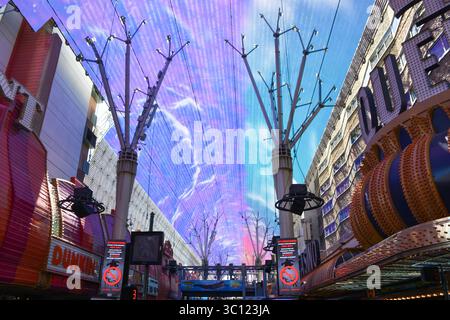Las Vegas, USA - Juni 2025: Ein Bild von der Fremont Street Experience am Morgen Stockfoto