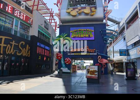 Las Vegas, USA - Juni 2025: Ein Bild von der Fremont Street Experience am Morgen Stockfoto