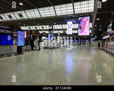 Innenraum der Abflughalle des Flughafens Narita mit Digital Signage und Check-in-Schaltern Stockfoto
