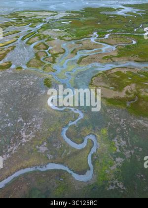 Aus der Vogelperspektive von einer Drohne auf die Ebbe-Landschaft in Santoña, in den Sümpfen des Naturparks Santoña, Victoria und Joyel Marshes. Kantabrisches Meer Stockfoto