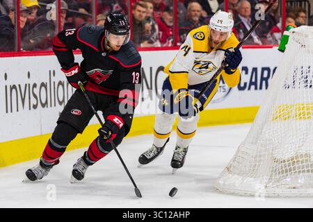 Carolina Hurricanes verließ Warren Foegele (13) während des NHL-Spiels zwischen den Nashville Predators und den Carolina Hurricanes am 13. Januar 2019 in der PNC Arena in Raleigh, NC. Jacob Kupferman/CSM(Kreditbild: &Copy; Jacob Kupferman/CSM via ZUMA Wire) Stockfoto