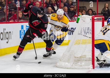Carolina Hurricanes verließ Warren Foegele (13) während des NHL-Spiels zwischen den Nashville Predators und den Carolina Hurricanes am 13. Januar 2019 in der PNC Arena in Raleigh, NC. Jacob Kupferman/CSM(Kreditbild: &Copy; Jacob Kupferman/CSM via ZUMA Wire) Stockfoto