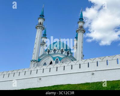 Nahaufnahme der Kul sharif Moschee mit Blick auf den Himmel, Seitenansicht, Sommerfoto. Russland, Tatarstan, Kasan, 24. Mai 2025 Stockfoto