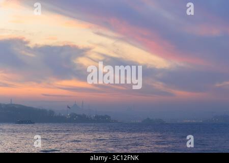 Wunderschöner Sonnenuntergang über der Stadt Istanbul, Türkei. Selektiver Fokus. Süleymaniye-Moschee und goldenes Horn Stockfoto