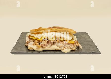 Focaccia zu Hause zu machen ist eine lohnende Erfahrung, mit der Sie Ihre Kreativität erkunden können Stockfoto