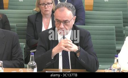 Screenshot von Andrew Bailey, Gouverneur der Bank of England, erscheint vor dem Finanzkomitee für eine Anhörung über die Financial Stability Reports der Bank of England im House of Commons, London. Bilddatum: Dienstag, 22. Juli 2025. Stockfoto