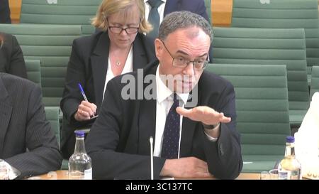 Screenshot von Andrew Bailey, Gouverneur der Bank of England, erscheint vor dem Finanzkomitee für eine Anhörung über die Financial Stability Reports der Bank of England im House of Commons, London. Bilddatum: Dienstag, 22. Juli 2025. Stockfoto