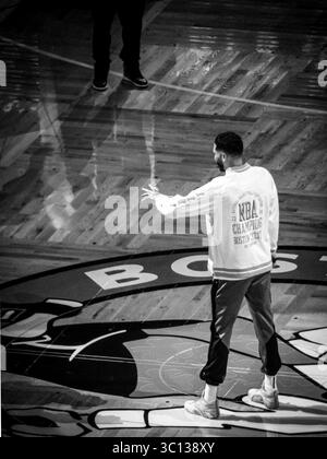 Schwarz-weiß-Bild eines Boston Celtics Jayson Tatum, der während der NBA-Meisterschaft 2024 im TD Garden in Boston stand Stockfoto