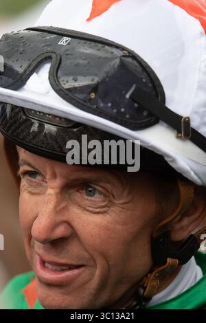 Windsor, Berkshire, Großbritannien. Juli 2025. Jockey Jim Crowley, nachdem er auf dem Pferd reitet, gewann EIBHLIN den RESTRICTED Novice Stakes der MPM Flooring Ltd. EBF Fillies, Klasse 5, für Pferde in den Bands B, C und D, EBF Restricted Race Qualifier, Div I, GBB Race at the Rock the Races Racenight 2025 auf der Royal Windsor Racecourse, Windsor, Berkshire. Besitzer Hold My Beer, B Little und N Clark, Trainer Dylan Cunha, Newmarket, Züchter David Mooney. Quelle: Maureen McLean/Alamy Live News Stockfoto
